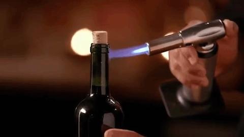 Comment ouvrir une bouteille de vin avec un simple briquet